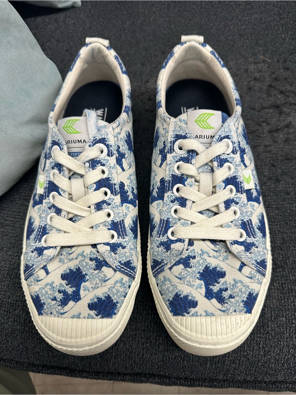 Cariuma x Hokusai collaboration sneaker Japanese art graphic waves size 9 womens - Picture 3 of 9